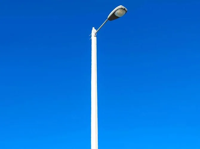 Enarmad trafikstolpe
